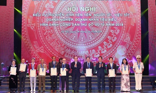 Trưởng ban Tuyên giáo Trung ương Võ Văn Thưởng và Bí thư Thành ủy Hà Nội Hoàng Trung Hải trao danh hiệu Công dân Thủ đô Ưu tú năm 2018 cho 10 cá nhân. Ảnh: PV