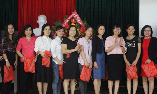 Đại diện LĐLĐ thành phố và đại diện Quỹ TLV Lao Động trao quà cho nữ CNVCLĐ huyện Kiến Thụy nhân dịp kỷ niệm ngày Phụ nữ Việt Nam 20.10. Ảnh: PV.