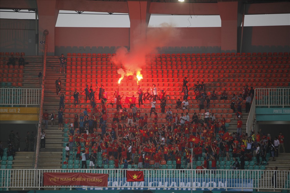 CĐV Việt Nam đốt pháo sáng ở ASIAD 18. Ảnh: Đ.H