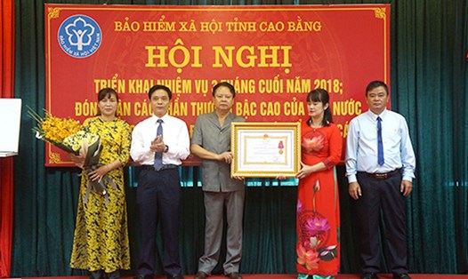Trao Huân chương Lao động hạng Nhì cho BHXH tỉnh Cao Bằng. Ảnh:  Tạp chí Nhà đầu tư.