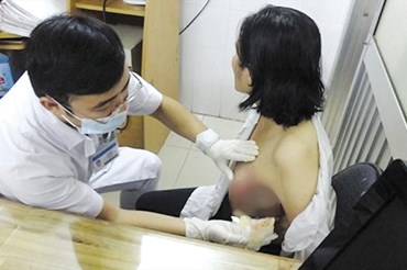 Một bệnh nhân ung thư vú đang được bác sĩ thăm khám.