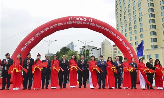 Ủy viên Bộ Chính trị, Phó Thủ tướng Thường trực Chính phủ Trương Hòa Bình cùng các đại biểu cắt băng khánh thành công trình cầu vượt.