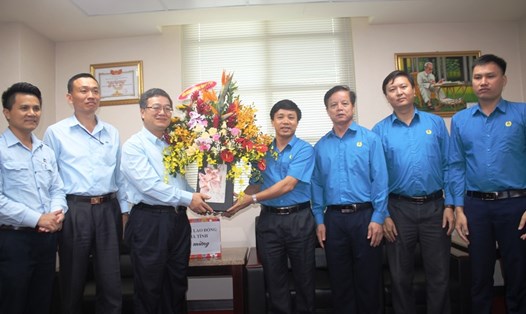 Đồng chí Nguyễn Văn Danh - Chủ tịch LĐLĐ Hà Tĩnh tặng hoa, quà chúc mừng lãnh đạo Cty FHS Hà Tĩnh. Ảnh: Trần Tuấn 