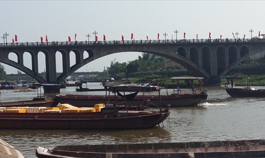 Sông Ka Long, Móng Cái. Hàng trăm thuyền máy vận tải bị phát hiện nâng trọng tải trái phép. Ảnh: Nguyễn Hùng