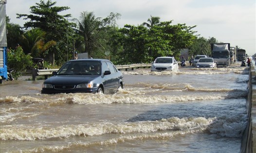 Quốc lộ 1 (đoạn qua huyện Tam Bình) chìm trong biển nước.