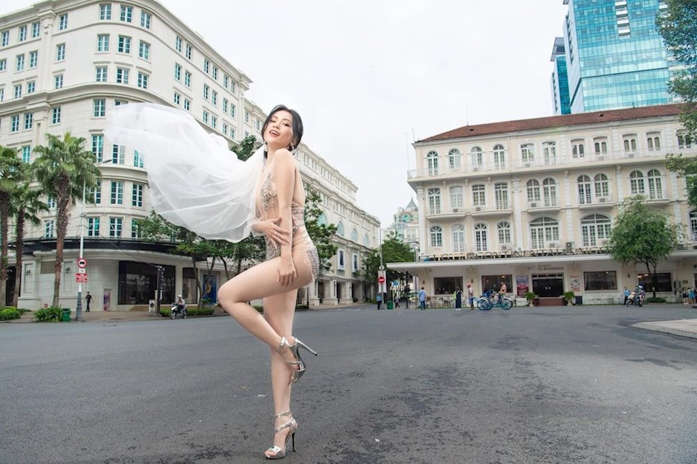 Sĩ Thanh bị chỉ trích vì ảnh phản cảm. 