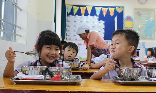 Các em học sinh trường tiểu học Âu Cơ (Q.Tân Phú, TP.HCM) thưởng thức bữa trưa chuẩn bị theo bộ thực đơn của phần mềm.