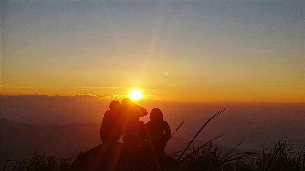 Ngắm đường chân trời với tia nắng đầu tiên ló dạng trên đỉnh Chư Nâm. Ảnh: 