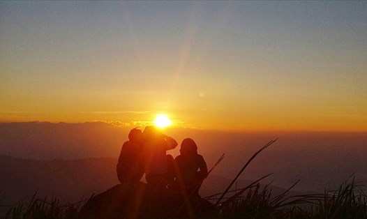 Ngắm đường chân trời với tia nắng đầu tiên ló dạng trên đỉnh Chư Nâm. Ảnh: