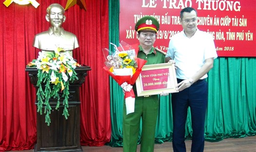 Chủ tịch UBND tỉnh Phú Yên Phạm Đại Dương trao thưởng cho lực lượng công an tỉnh. 