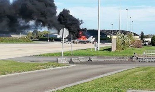 Tiêm kích F-16 bốc cháy ngùn ngụt khi đang bảo dưỡng ở căn cứ không quân Bỉ. Ảnh: RT. 