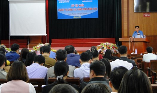 Chủ tịch LĐLĐ tỉnh Thái Bình Bùi Xuân Vinh truyền đạt nội dung tại lớp tập huấn.