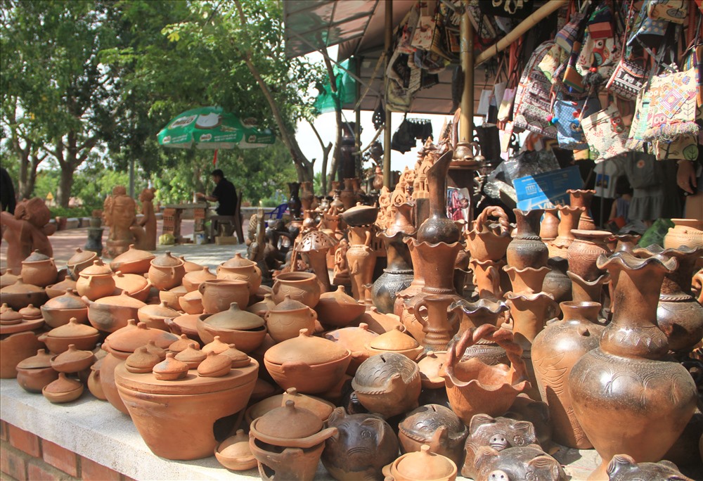 Các sản phẩm gốm Bàu Trúc sau khi làm xong có màu đỏ tự nhiên của đất hoặc vàng đỏ, đỏ hồng, đen xám, vệt nâu, thể hiện đặc trưng của nền văn hóa Chăm-Pa.