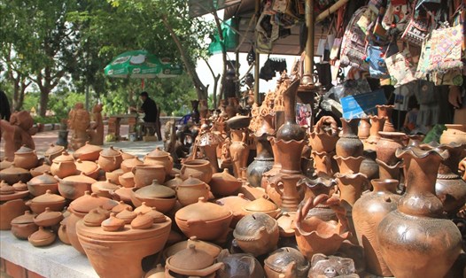 Các sản phẩm gốm Bàu Trúc sau khi làm xong có màu đỏ tự nhiên của đất hoặc vàng đỏ, đỏ hồng, đen xám, vệt nâu, thể hiện đặc trưng của nền văn hóa Chăm-Pa.