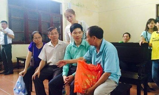 Hoàng Công Lương (áo xanh) bên cạnh gia đình các nạn nhân trong tai biến chạy thận.