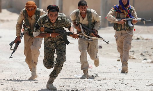 Các tay súng lực lượng dân quân người Kurd YPG. Ảnh: Reuters. 