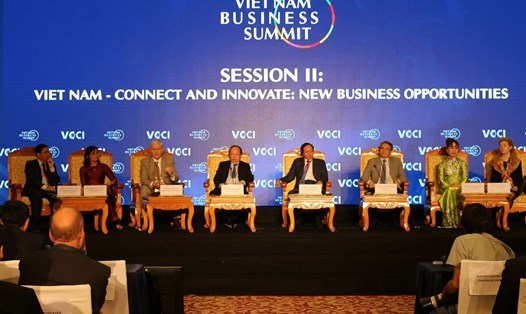 Các diễn giả trong phiên thảo luận tại Hội nghị Thượng đỉnh kinh doanh Việt Nam (VBS 2018). Ảnh: PwC.