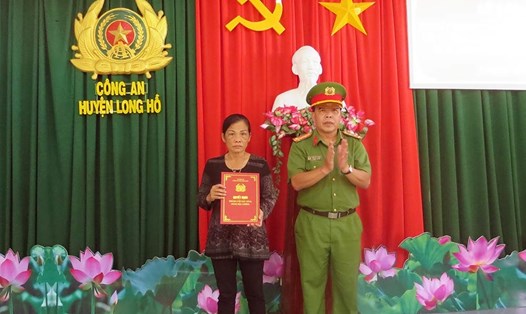 Đại tá Trần Văn Thắng, Trưởng Công an huyện Long Hồ trao quyết định thăng cấp quân hàm cho Bà Trần Thị Xuân Tươi (mẹ của Đạt) 