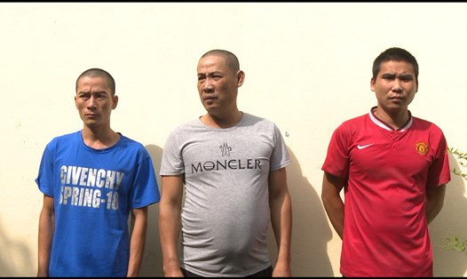 3 trong số đối tượng trộm cắp thiết bị trên cao tốc Hạ Long- Vân Đồn bị công an bắt giữ. Ảnh: CAQN