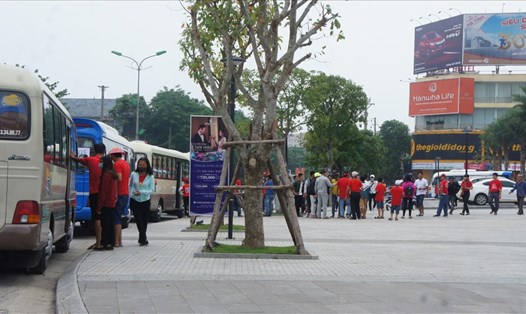 Hàng ngàn cổ động viên tập trung tại TP Hà Tĩnh để cùng nhau ra Vinh xem trận đấu chiều nay