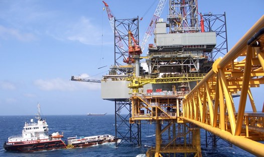 Các ngành công nghiệp biển mũi nhọn như khai thác dầu khí, vận tải biển  đóng góp chủ đạo cho phát triển kinh tế biển. Ảnh: P. V