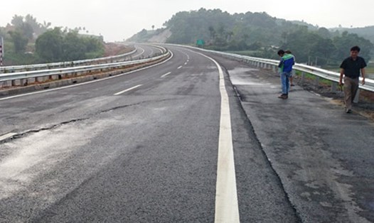 Cao tốc Hà Nội - Lào Cai thông xe toàn tuyến ngày 21.9 và chưa đầy một tháng, cao tốc này bắt đầu xuất hiện vết nứt dài 73 m tại km 83. Ảnh PV