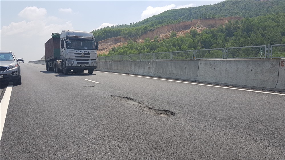 Dù có nguyên nhân từ đâu, những hỏng hóc trên cao tốc Đà Nẵng - Quảng Ngãi cũng sẽ được khắc phục triệt để, kể cả cào lên làm lại. Thứ trưởng Thọ khẳng định.