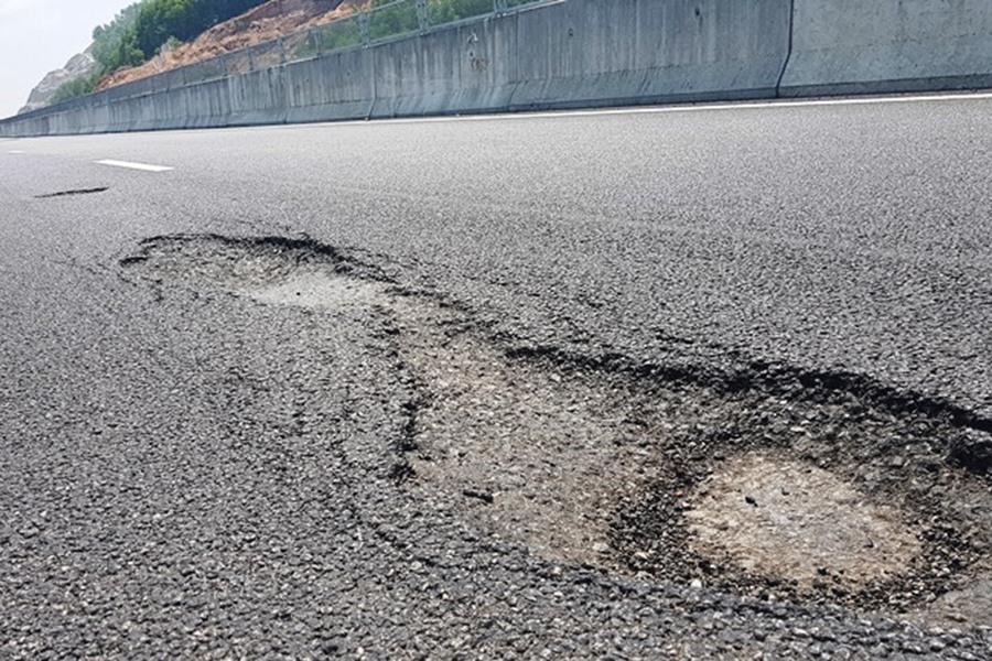 Cao tốc Đà Nẵng - Quảng Ngãi chỉ là một trong nhiều cao tốc vừa đi vào khai thác đã có hư hỏng. Ảnh: TNMT