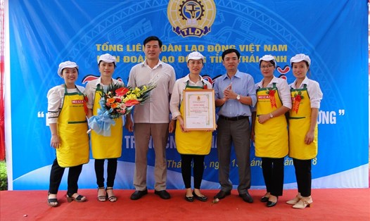 Chủ tịch LĐLĐ tỉnh Thái Bình Bùi Xuân Vinh (thứ 3 từ phải sang) trao giải nhất hội thi cho LĐLĐ huyện Đông Hưng.