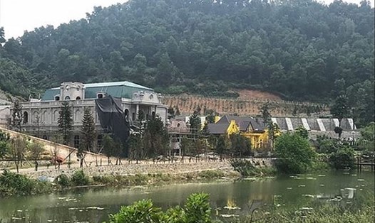 Một tổ hợp biệt thự nghỉ dưỡng đang được xây dựng tại thôn Minh Tân, xã Minh Trí. Ảnh: Vietnambiz