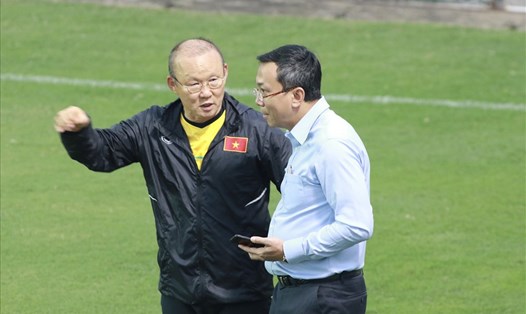 HLV Park Hang-seo trao đổi với Phó Chủ tịch VFF Trần Quốc Tuấn trên sân tập. Ảnh: H.A 