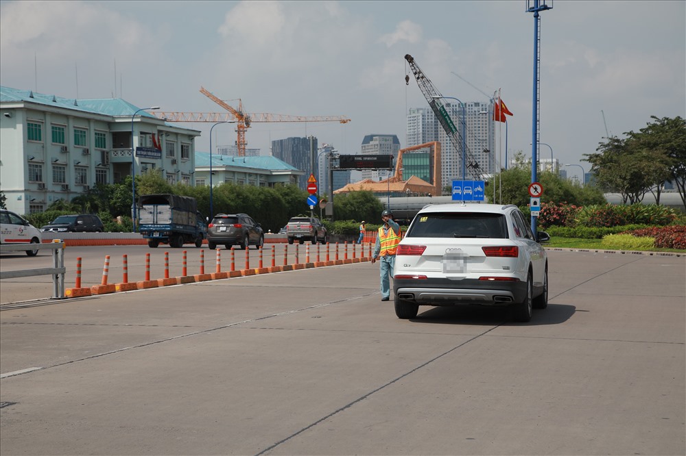 Nhân viên bảo vệ hầm Thủ Thiêm chặn chiếc ôtô đang lao vào làn xe máy sau khi vừa thông xe được vài phút sau sự cố sáng nay. Ảnh: T.S