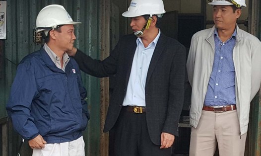 Chủ tịch LĐLĐ tỉnh Hà Giang Nguyễn Văn Chung (đứng giữa) thăm quan và thăm hỏi CNLĐ tại Nhà máy tuyển quặng sắt Minh Sơn.