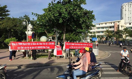 Các nhà đầu tư căn hộ du lịch treo băngrôn "cầu cứu" chính quyền tỉnh Khánh Hòa. 
