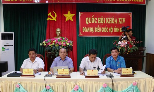 Chủ tịch Tổng LĐLĐVN - ông Bùi Văn Cường (ngoài cùng bên phải) cùng Đoàn ĐBQH Gia Lai tìm cách tháo gỡ khó khăn cho tỉnh Gia Lai. Ảnh Đ.V