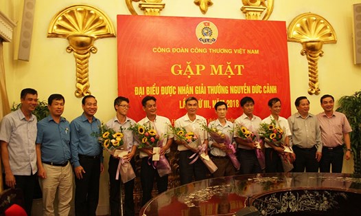 Chủ tịch CĐ Công Thương Việt Nam Trần Quang Huy (thứ 3 từ trái sang) trao quà cho CNLĐ nhận Giải thưởng Nguyễn Đức Cảnh năm 2018. Ảnh: CĐCT