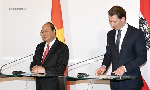 Thủ tướng Nguyễn Xuân Phúc và Thủ tướng Áo Sebastian Kurz họp báo chung sau hội đàm. Ảnh: VGP.