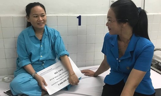 PGS.TS Phạm Thanh Bình - Chủ tịch Công đoàn Y tế VN - động viên điều dưỡng Trần Thị Thanh Thúy (Bệnh viện Đà Nẵng).