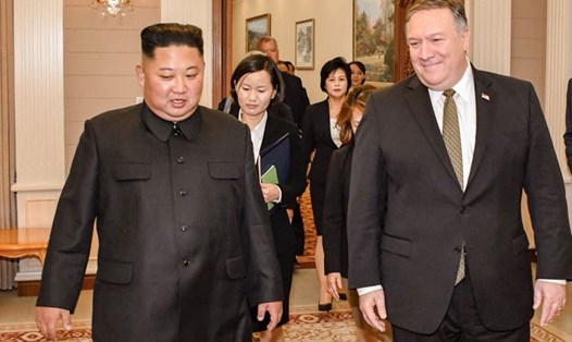 Lãnh đạo Triều Tiên Kim Jong-un và Ngoại trưởng Mỹ Mike Pompeo. Ảnh: The Guardian. 