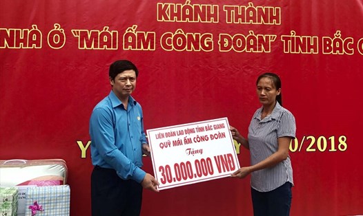 Đồng chí Nguyễn Văn Cảnh - UV BCH Tổng LĐLĐVN, Tỉnh ủy viên, Chủ tịch LĐLĐ tỉnh trao hỗ trợ từ Quỹ Mái ấm CĐ tới chị Thúy. 