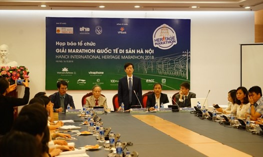 BTC họp báo chia sẻ thông tin về Giải marathon quốc tế Di sản Hà Nội 2018 - Ha Noi International Heritage Marathon 2018. Ảnh: VNM