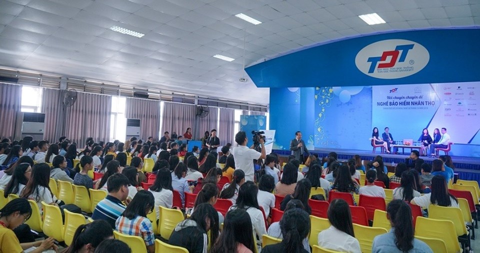Đại diện Chubb Life trả lời câu hỏi của sinh viên về bản lĩnh xử lý các tình huống khi tiếp cận khách hàng. Đại diện Chubb Life trả lời câu hỏi của sinh viên về bản lĩnh xử lý các tình huống khi tiếp cận khách hàng.