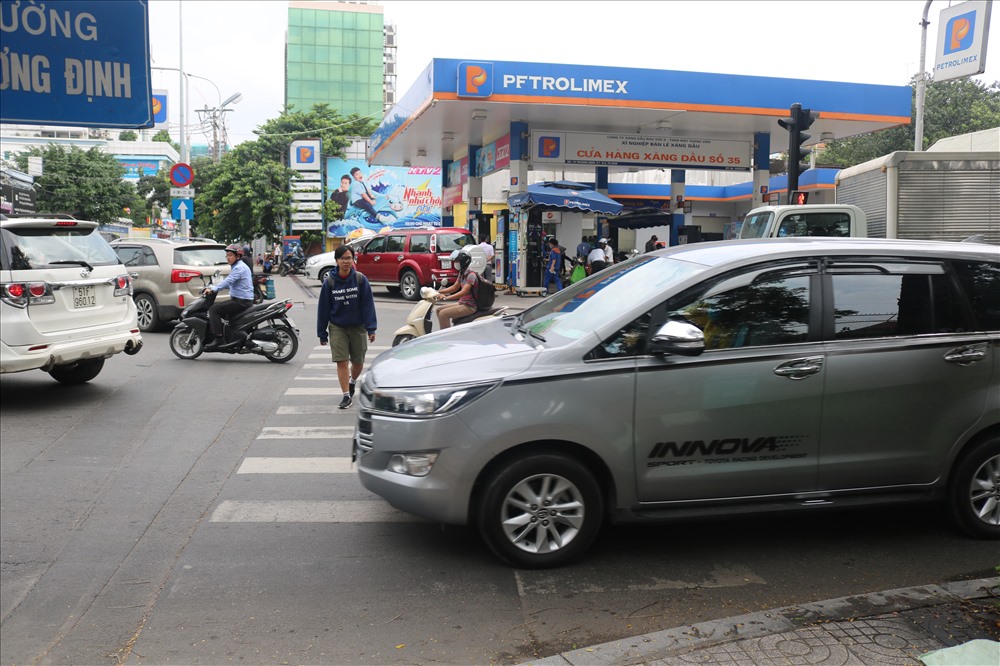 Hiên ngang băng qua đường một cách trái luật.