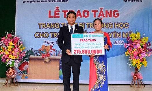 Ông Nguyễn Hồng Sơn, Phó Tổng Giám đốc Chubb Life Việt Nam trao tặng thiết bị dạy và học cho đại diện Trường Tiểu học Yên Mỹ (Thanh Hóa).