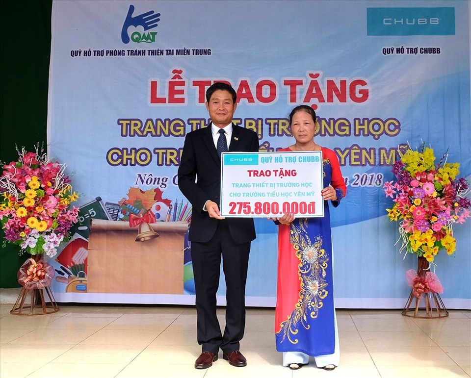 Ông Nguyễn Hồng Sơn, Phó Tổng Giám đốc Chubb Life Việt Nam trao tặng thiết bị dạy và học cho đại diện Trường Tiểu học Yên Mỹ (Thanh Hóa). Ông Nguyễn Hồng Sơn, Phó Tổng Giám đốc Chubb Life Việt Nam trao tặng thiết bị dạy và học cho đại diện Trường Tiểu học Yên Mỹ (Thanh Hóa).