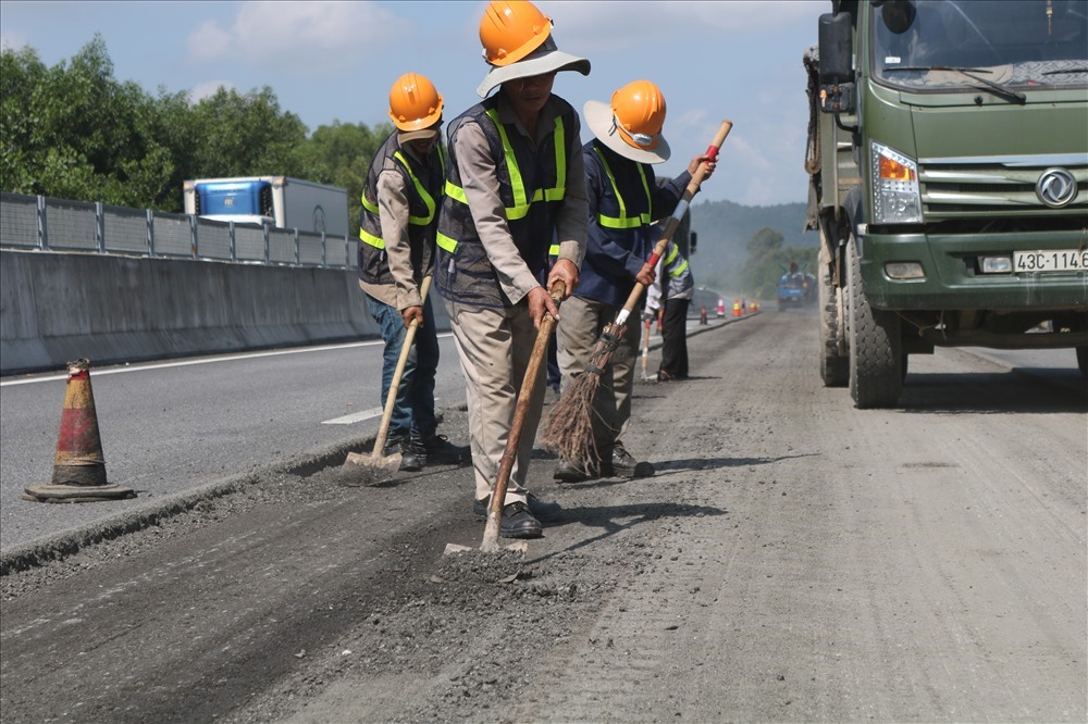 VEC đang khẩn trương khắc phục hư hỏng trên cao tốc ĐN-Quảng Ngãi, dự kiến 19.10 hoàn tất. Ảnh: Đỗ Vạn