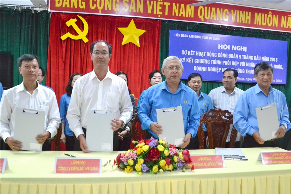 Chủ tịch LĐLĐ tỉnh An Giang Nguyễn Thiện Phú (thứ 3 từ trái sang) ký hợp tác với các doanh nghiệp trực thuộc Trung ương đóng trên địa bàn tỉnh. Ảnh: LỤC TÙNG