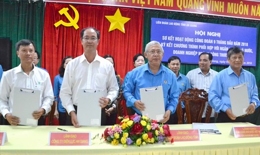 Chủ tịch LĐLĐ tỉnh An Giang Nguyễn Thiện Phú (thứ 3 từ trái sang) ký hợp tác với các doanh nghiệp trực thuộc Trung ương đóng trên địa bàn tỉnh. Ảnh: LỤC TÙNG