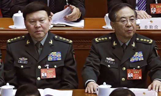 Ông Trương Dương (trái) và ông Phòng Phong Huy (phải) khi còn giữ chức trong quân đội Trung Quốc, tháng 3.2017. Ảnh: AP