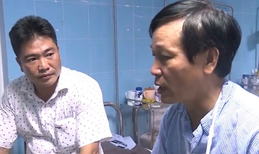 Ông Thuật (bên phải) được đem đi cấp cứu tại bệnh viện trong tình trạng đa chấn thương. Ảnh: Lê Phi Long